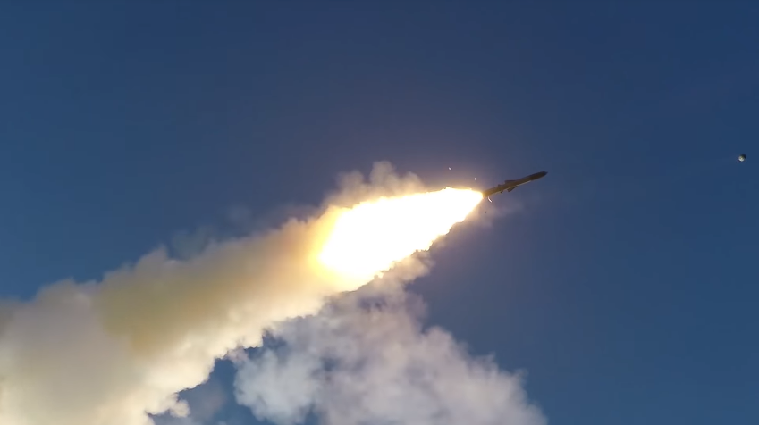 Thiết kế đạn của tên lửa P-800 khá đặc biệt với 4 cánh điều hướng lớn ở gần phần đuôi, ở phần mũi là cửa hút không khí cho động cơ hoạt động. P-800 được trang bị một đầu đạn nổ cực mạnh nặng 200kg có khả năng tiêu diệt tàu chiến cỡ lớn chỉ bằng một phát bắn duy nhất. Nguồn ảnh: Bộ Quốc phòng Nga.