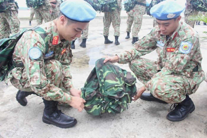 Các nam chiến sĩ sửa quân trang cho nhau và tranh thủ nhắn tin cho bạn bè, người thân trước khi lên đường.