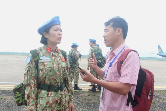 Chia sẻ với phóng viên Dân Việt, thiếu tá Bùi Thị Xoa - người chị cả của 10 nữ chiến sĩ cho biết: "Lần đầu tham gia làm nhiệm vụ quốc tế, nhưng các nữ chiến sĩ rất vinh dự và tự hào, quyết tâm hoàn thành nhiệm vụ được giao".