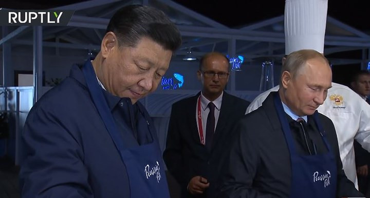 Ngày 11/9, Chủ tịch Trung Quốc Tập Cận Bình dẫn theo một đoàn gồm gần 1.000 doanh nhân và quan chức Trung Quốc tham dự Diễn đàn kinh tế ở Vladivostok vốn được xem là nỗ lực của Tổng thống Putin nhằm thu hút các nhà đầu tư nước ngoài. Ảnh: RT