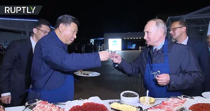 Ông Tập Cận Bình và Tổng thống Nga Putin cùng nhau cạn ly. Ảnh: RT