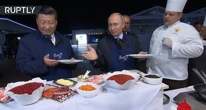 Tổng thống Putin nói về món bánh kếp truyền thống của Nga với ông Tập Cận Bình. Ảnh: RT