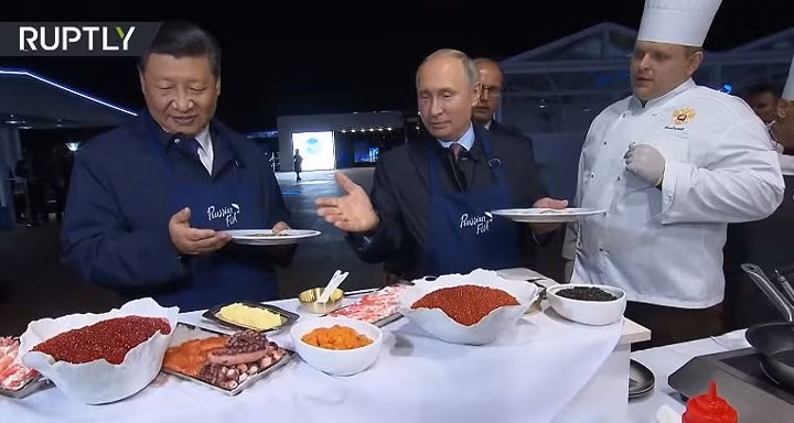 Tổng thống Putin nói về món bánh kếp truyền thống của Nga với ông Tập Cận Bình. Ảnh: RT