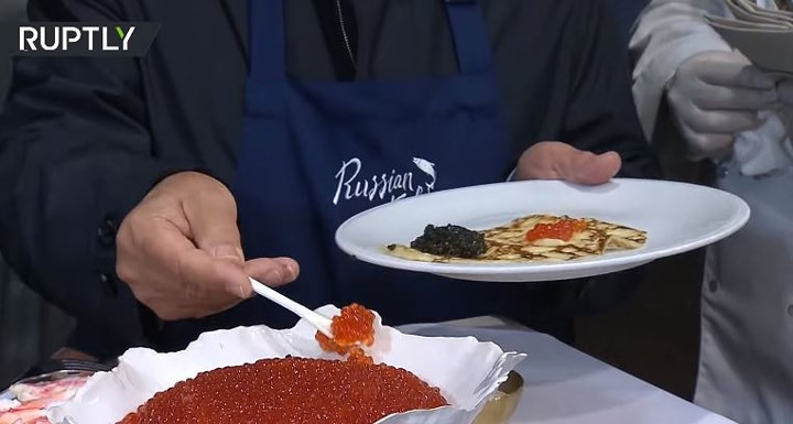 Món bánh kếp trứng cá tầm đen muối và cá hồi do ông Putin tự tay làm. Ảnh: RT