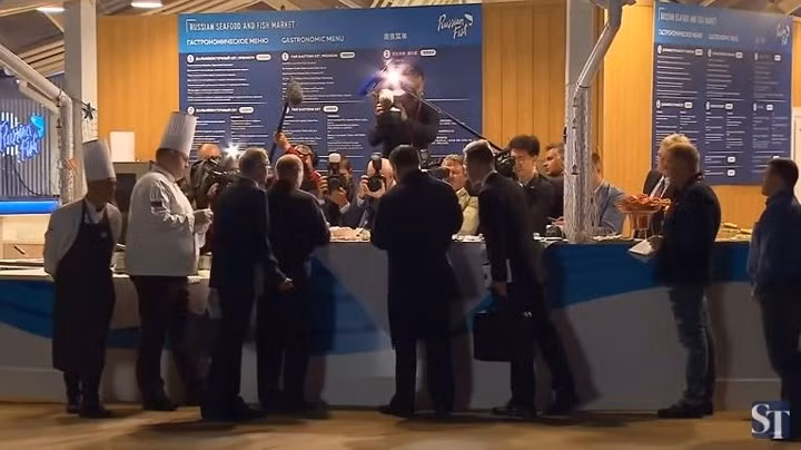 Màn nấu ăn của 2 nhà lãnh đạo diễn ra khi cả hai thăm triển lãm "Far East Street" trong ngày khai mạc Diễn đàn Kinh tế phương Đông ở Vladivostok, Nga ngày 11/9. Ảnh: The Straits Times