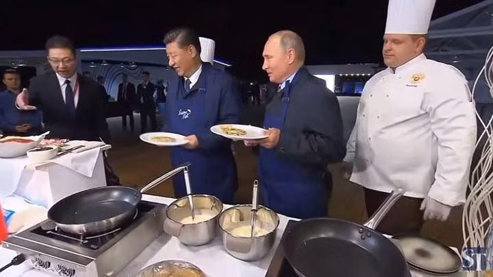 Đây không phải là lần đầu tiên 2 nhà lãnh đạo Nga - Trung Quốc làm bánh với nhau. Trong chuyến thăm Trung Quốc hồi tháng 6/2018, ông Putin cũng đã làm một chiếc bánh kếp kiểu Trung Quốc cho ông Tập Cận Bình nếm thử. Ảnh: The Straits Times.