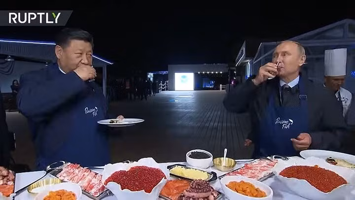 Hai nhà lãnh đạo thưởng thức rượu Vodka truyền thống của Nga. Ảnh: RT