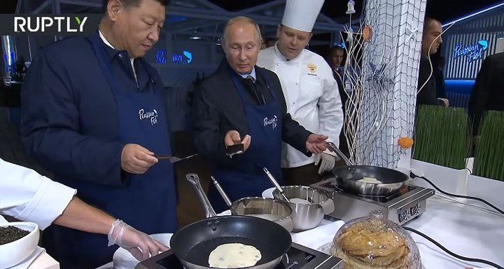 Ông Putin trò chuyện về cách rán bánh với ông Tập Cận Bình. Ảnh: RT