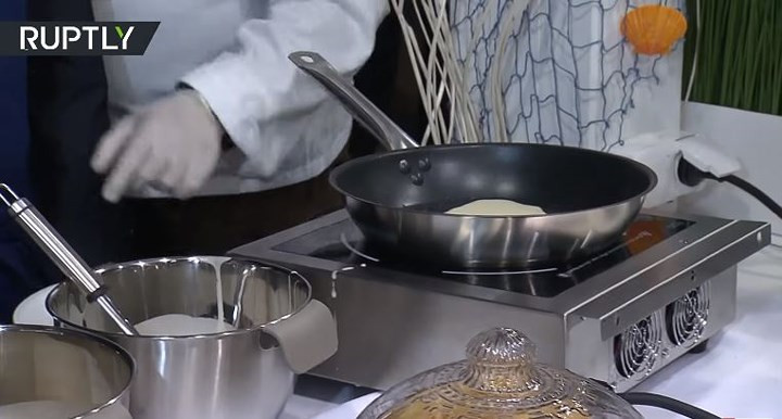 Theo một đầu bếp ở đó, ông Putin rán bánh kếp khéo léo hơn vì ông Tập Cận Bình không biết rán bánh đúng cách. Ảnh: RT