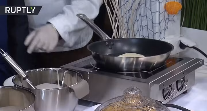 Theo một đầu bếp ở đó, ông Putin rán bánh kếp khéo léo hơn vì ông Tập Cận Bình không biết rán bánh đúng cách. Ảnh: RT