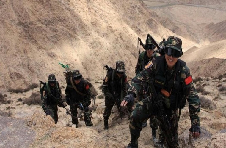 Dù vậy khi nhìn rõ hơn, thứ vũ khí trên trông giống mã tấu hơn là đại đạo và chúng được trang bị cho các đơn vị lính sơn cước bên cạnh một số loại vũ khí thô sơ khác (có cả cung nỏ). Các hình ảnh này xuất hiện từ năm 2015 nhưng bất ngờ được cư dân mạng Trung Quốc tìm kiếm trở lại. Nguồn ảnh: Sina.