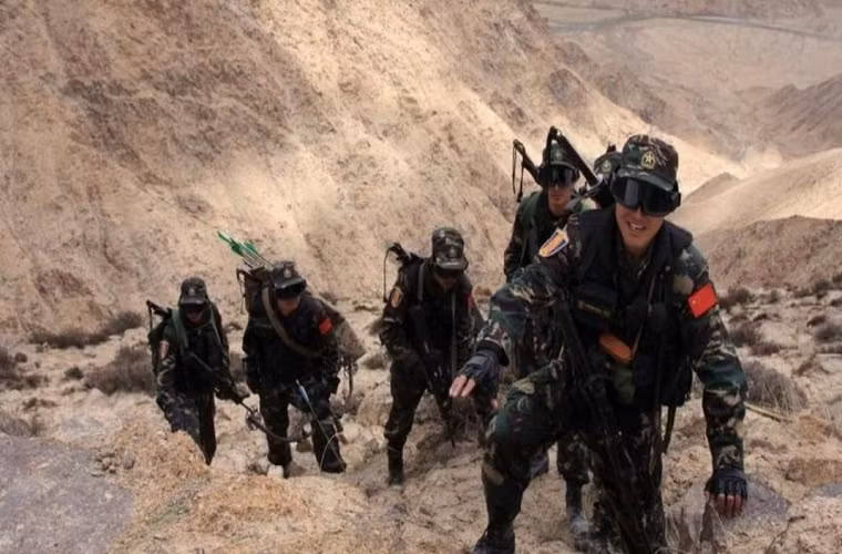 Dù vậy khi nhìn rõ hơn, thứ vũ khí trên trông giống mã tấu hơn là đại đạo và chúng được trang bị cho các đơn vị lính sơn cước bên cạnh một số loại vũ khí thô sơ khác (có cả cung nỏ). Các hình ảnh này xuất hiện từ năm 2015 nhưng bất ngờ được cư dân mạng Trung Quốc tìm kiếm trở lại. Nguồn ảnh: Sina.