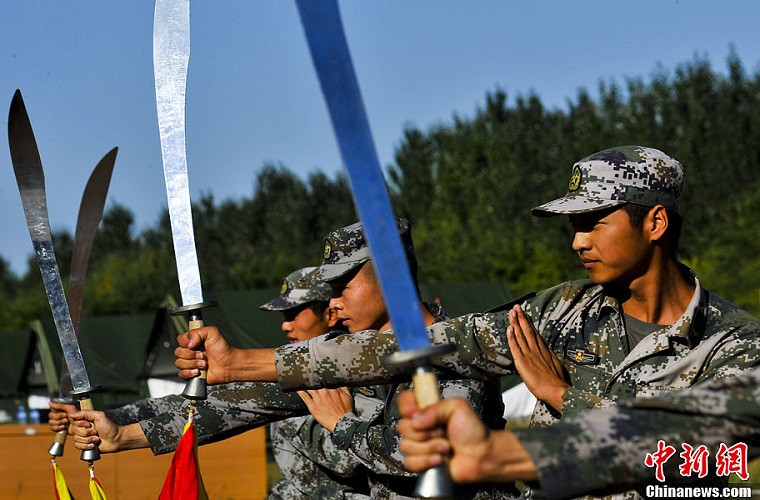 Tuy nhiên, mới đây trên các trang mạng xã hội Trung Quốc xuất hiện trở lại hình ảnh binh sĩ đặc nhiệm của nước này được trang bị lại một loại vũ khí có hình dáng tương đồng với đại đao nhưng có kích thước nhỏ hơn và cũng được giắt sau lưng. Nguồn ảnh: Sina.