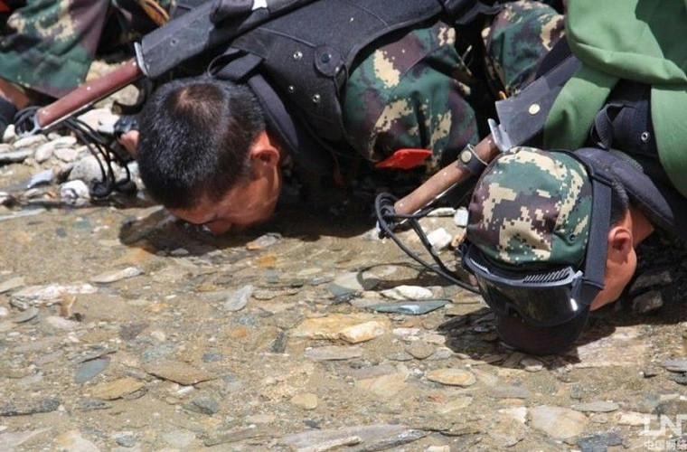 Do vậy trong cận chiến, cơ bản các nước trang bị cho binh sỹ những loại vũ khí lạnh như dao, mã tấu, lưỡi lê có thể dùng phòng thân và tấn công không tạo tiếng ồn. Thế nhưng so với đại đao, dao quân dụng có điểm yếu hơn. Đại đao không chỉ sử dụng tốt hơn mà còn có khả năng sát thương lớn hơn nhiều. Nguồn ảnh: Sina.