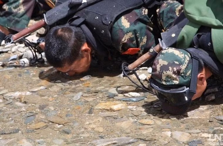 Do vậy trong cận chiến, cơ bản các nước trang bị cho binh sỹ những loại vũ khí lạnh như dao, mã tấu, lưỡi lê có thể dùng phòng thân và tấn công không tạo tiếng ồn. Thế nhưng so với đại đao, dao quân dụng có điểm yếu hơn. Đại đao không chỉ sử dụng tốt hơn mà còn có khả năng sát thương lớn hơn nhiều. Nguồn ảnh: Sina.