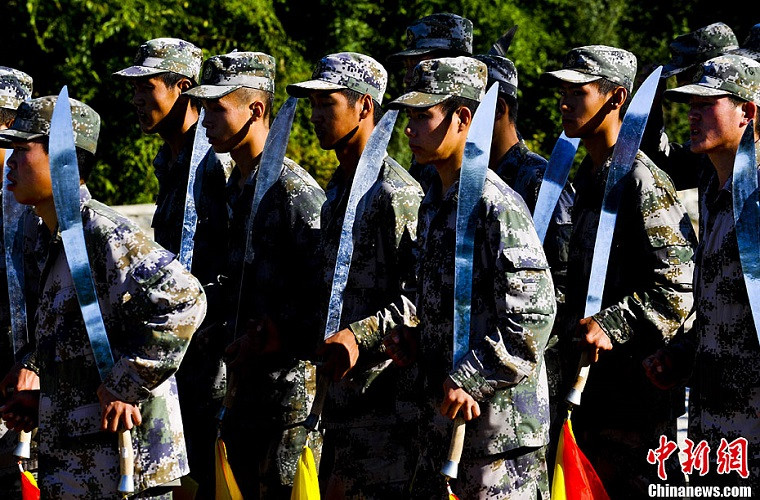 Trên thực tế là đại đao ở thời điểm đó, đại đao được xem là thứ vũ khí hiệu quả trong các trận cận chiến trong tác chiến đô thị hoặc hầm hào có không gian hẹp, bản thân các loại súng trường trong Thế chiến thứ 2 cũng có tốc độ bắn chậm nên tạo cơ hội cho các đao thủ của Trung Quốc ra tay. Tuy nhiên khi họ đối mặt với súng máy hay súng tiểu liên mọi chuyện sẽ hoàn toàn khác. Nguồn ảnh: Sina.