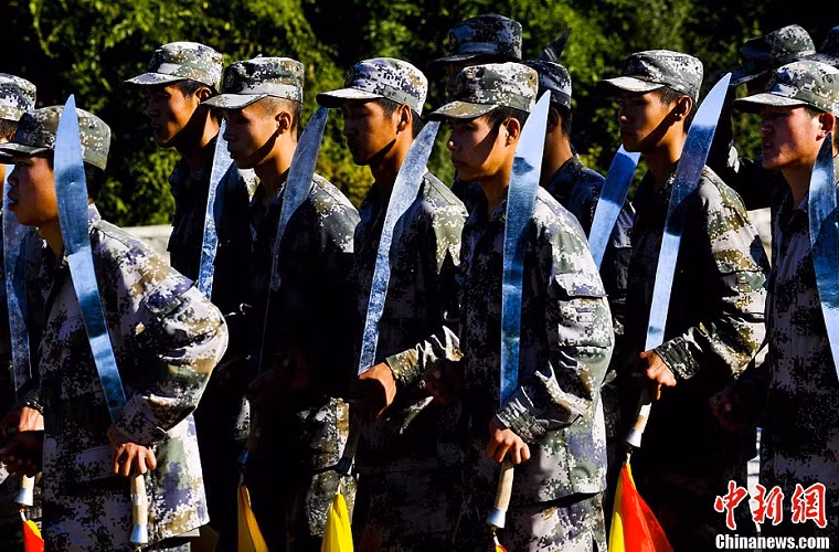 Trên thực tế là đại đao ở thời điểm đó, đại đao được xem là thứ vũ khí hiệu quả trong các trận cận chiến trong tác chiến đô thị hoặc hầm hào có không gian hẹp, bản thân các loại súng trường trong Thế chiến thứ 2 cũng có tốc độ bắn chậm nên tạo cơ hội cho các đao thủ của Trung Quốc ra tay. Tuy nhiên khi họ đối mặt với súng máy hay súng tiểu liên mọi chuyện sẽ hoàn toàn khác. Nguồn ảnh: Sina.