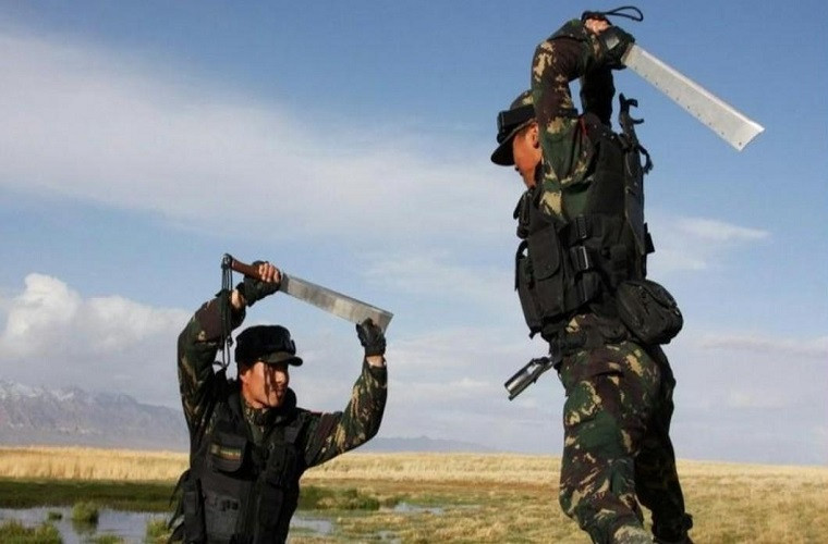 Hình ảnh đặc nhiệm Trung Quốc sử dụng mã tấu trong huấn luyện chiến đấu. Về cơ bản loại vũ khí này so với điều kiện chiến trường hiện đại đã không còn phù hợp, tuy nhiên với các lực lượng tác chiến đặc biệt thì mã tấu, dao găm hay cung nỏ lại là sự lựa chọn tốt nhất để hạ gục kẻ thù trong cận chiến mà không cần sử dụng tới súng hoặc súng không được trang bị nòng giảm thanh. Nguồn ảnh: Sina.