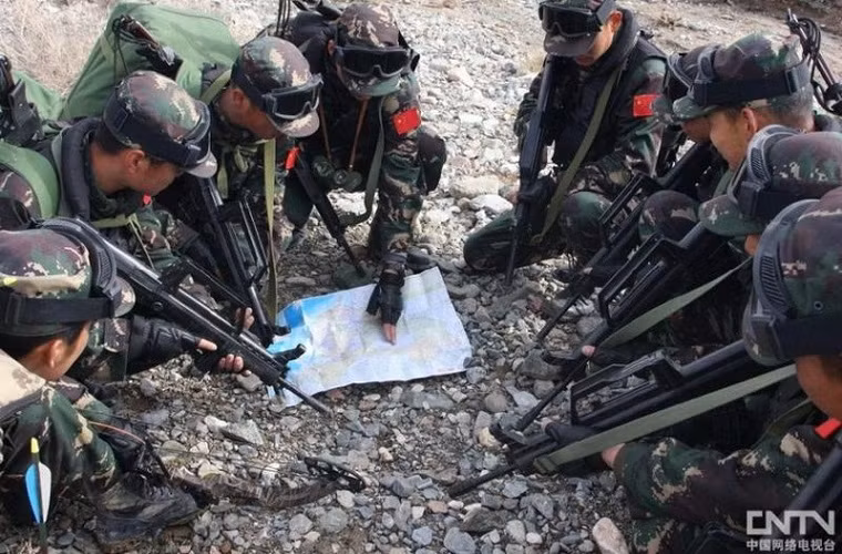 Dù vậy, bất cứ vũ khí nào cũng có hai mặt ưu điểm và nhược điểm. Đại đao cũng có nhược điểm là không thích hợp với chiến trường hiện nay, cho nên thường chỉ có những bộ đội đặc chủng khi làm nhiệm vụ đặc thù với cần trang bị. Mang đại đao cũng giúp binh sỹ thích ứng trong hành quân dã chiến, chẳng hạn trên đường gặp các loại cỏ cây rậm rạp có thể dùng đại đao phát đường giúp cho bước chân hành quân nhanh hơn. Nguồn ảnh: Sina.