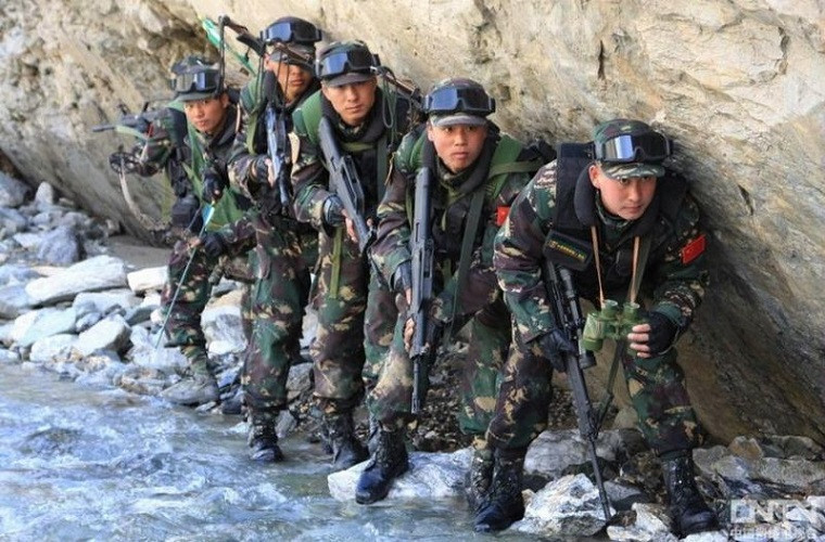Hình ảnh đặc nhiệm Trung Quốc trên tay cầm súng trường tấn công QBZ-95 tiên tiến nhất nhưng sau lưng vẫn giắt theo mã tấu. Nguồn ảnh: Sina.