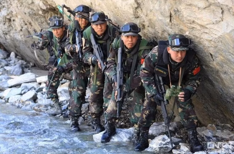 Hình ảnh đặc nhiệm Trung Quốc trên tay cầm súng trường tấn công QBZ-95 tiên tiến nhất nhưng sau lưng vẫn giắt theo mã tấu. Nguồn ảnh: Sina.