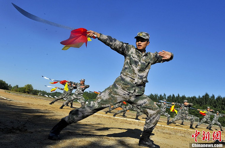 Tất nhiên ở thời điểm hiện tại, Quân đội Trung Quốc không còn sử dụng đại đao và đây chỉ là thứ vũ khí được sử dụng trong huấn luyện võ thuật hoặc huấn luyện cận chiến. Trong khi đó trong cận chiến, binh sĩ đã được trang bị súng ngắn hay các loại lưỡi lê đa năng. Nguồn ảnh: Sina.