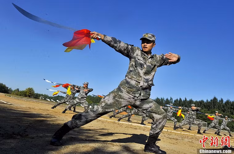 Tất nhiên ở thời điểm hiện tại, Quân đội Trung Quốc không còn sử dụng đại đao và đây chỉ là thứ vũ khí được sử dụng trong huấn luyện võ thuật hoặc huấn luyện cận chiến. Trong khi đó trong cận chiến, binh sĩ đã được trang bị súng ngắn hay các loại lưỡi lê đa năng. Nguồn ảnh: Sina.