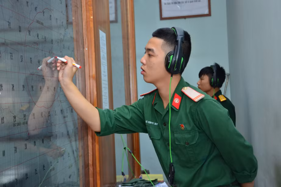 Nhân viên tiêu đồ theo dõi sát mục tiêu