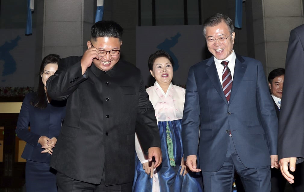 Tổng thống Moon Jae In là nguyên thủ đầu tiên được nhà lãnh đạo trẻ tuổi Kim Jong Un tiếp đón kể từ khi nắm quyền 7 năm trước. Trong suốt thời gian ông Moon nán lại thủ đô Bình Nhưỡng, hai nhà lãnh đạo đã chia sẻ nhiều khoảnh khắc thể hiện sự thân thiết và thiện chí hợp tác. Trong ảnh, nhà lãnh đạo Kim Jong Un và Tổng thống Moon Jae In cùng các phu nhân vui vẻ rời Nhà hát lớn Bình Nhưỡng đêm 18/9. Ảnh: Reuters.