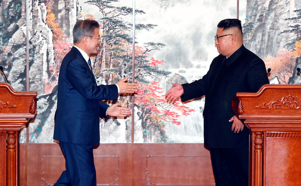 Trong chuyến thăm 3 ngày của ông Moon tại Triều Tiên, lãnh đạo 2 nước có ít nhất 7 sự kiện dự cùng nhau. Đây là hội nghị thượng đỉnh liên Triều lần ba giữa ông Kim và ông Moon. Trước đó, hai nhà lãnh đạo đã gặp nhau tại làng biên giới Bàn Môn Điếm vào ngày 27/4 và 26/5. Ảnh: Korea Times.