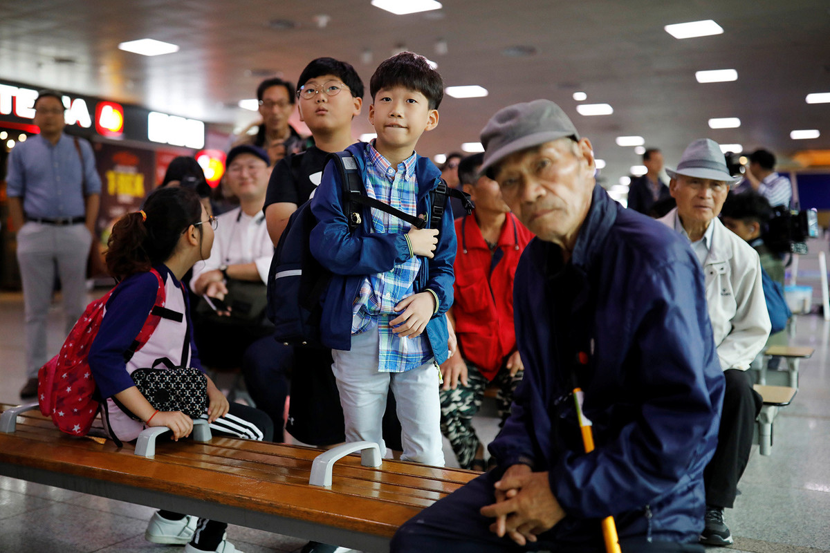 Chuyến viếng thăm của Tổng thống Moon Jae In và phu nhân đến Bình Nhưỡng đã nhận được nhiều phản ứng trái chiều từ dư luận Hàn Quốc. Trong khi truyền thông nước này bày tỏ hy vọng vào những kết quả đạt được tại thượng đỉnh liên Triều lần 3 trong năm 2018, một bộ phận người dân Hàn Quốc vẫn tỏ ra thờ ơ trước những diễn biến hiện nay. Ảnh: Reuters.