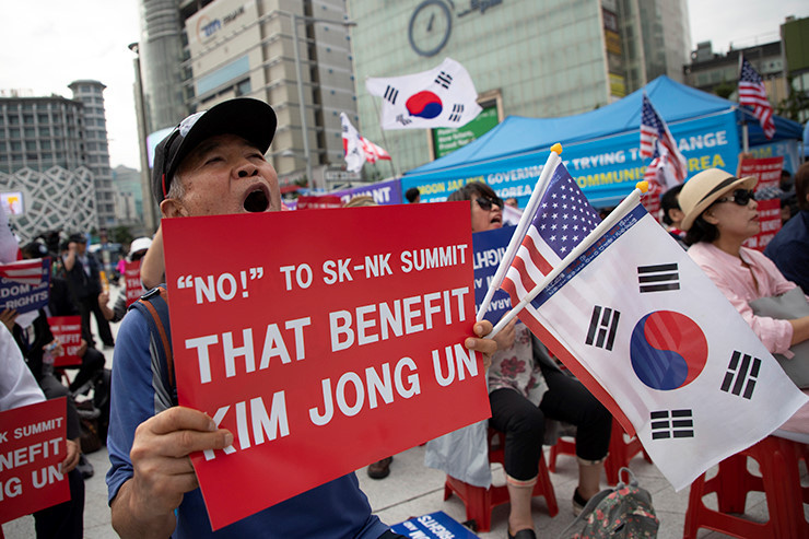 Nhiều người Hàn Quốc lớn tuổi và ủng hộ lập trường bảo thủ đã lên tiếng phản đối chuyến thăm của ông Moon đến miền Bắc bán đảo, cho rằng sự kiện này chỉ làm lợi cho nhà lãnh đạo Kim Jong Un. Một sự kiện phản đối thượng đỉnh Bình Nhưỡng đã được tổ chức trước trung tâm báo chí tại Jung Gu, Seoul trong 2 ngày 18-19/9 với khoảng 100 người tham dự. Ảnh: Korean Times.