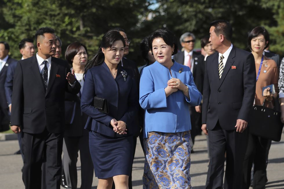 Hình ảnh 2 đệ nhất phu nhân của Hàn Quốc và Triều Tiên luôn sánh bước bên nhau cũng là một điểm nhấn quan trọng tại kỳ thượng đỉnh này. Trong liên tiếp 2 ngày, Đệ nhất phu nhân Hàn Quốc Kim Jung Sook và bà Ri Sol Ju, phu nhân nhà lãnh đạo Triều Tiên, đã cùng tham quan nhiều địa điểm tại Bình Nhưỡng. Ảnh: Yonhap.
