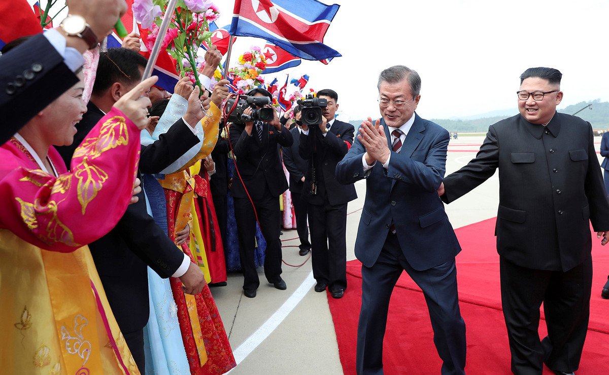 Theo nhận định của nhiều chuyên gia quốc tế, việc ông Kim thịnh tình đón tiếp Tổng thống Moon có thể là cách để ghi nhận và cảm ơn vai trò cầu nối của nhà lãnh đạo Hàn Quốc trong giảm căng thẳng Mỹ - Triều. "Việc ông Moon được mời đến nhà hàng hải sản Taedong mới khai trương cũng là một cách chứng tỏ cam kết của Bình Nhưỡng trong cải thiện đời sống người dân", Yang Moo Jin, giáo sư tại Đại học Nghiên cứu Triều Tiên ở Seoul, nhận định. Ảnh: Korea Times.