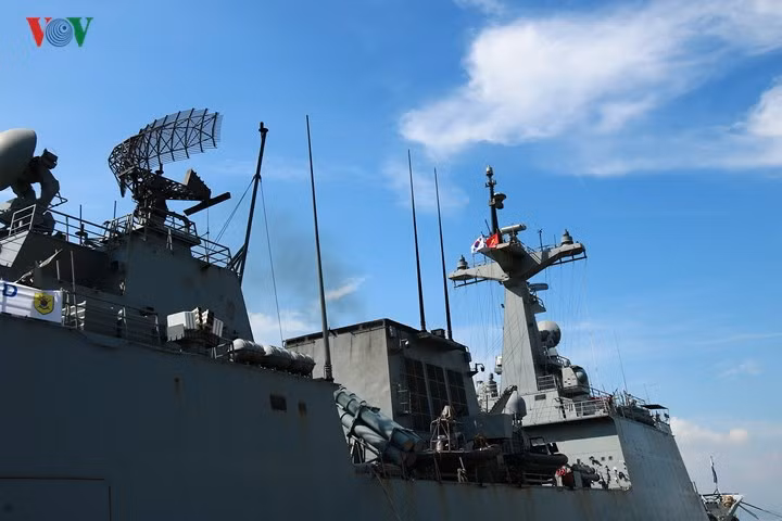 Tàu khu trục Roks Munmu the Great dài 150 m, rộng hơn 17 m, mớn nước 9,5 m, trọng tải 4.400 tấn, tốc độ 30 hải lý/giờ (khoảng 56 km/giờ), tầm hoạt động 10.200 km.