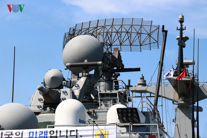 Tàu được trang bị hệ thống radar hàng hải hiện đại, cùng nhiều vũ khí như tên lửa, ngư lôi, pháo hạm...