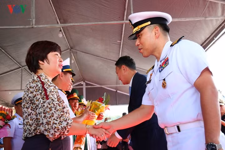 Ông Kim Do - hyun cho biết thêm, sắp tới phía Hàn Quốc sẽ chuyển giao tàu tuần tra trên biển cho Việt Nam, qua đó càng thể hiện mối quan hệ về quốc phòng giữa 2 nước trong tương lai. Trong ảnh: Đại tá Doh Jin Woo, Chỉ huy trưởng tàu Hải quân Hàn Quốc. (áo trắng ngoài cùng)