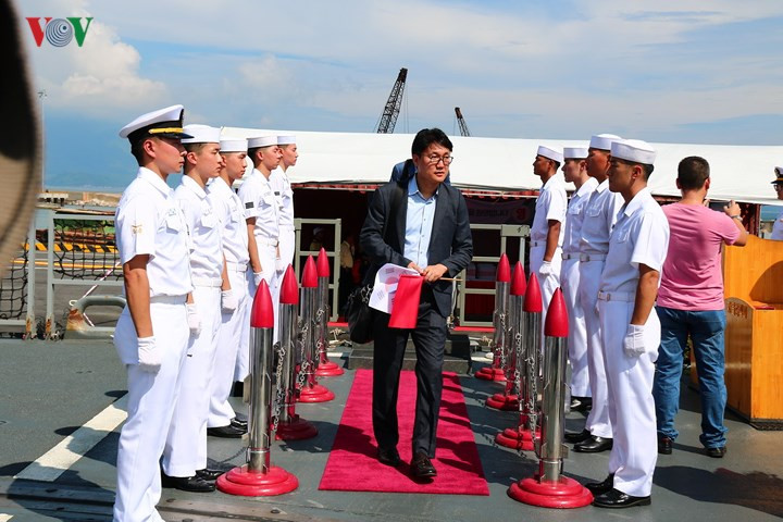 Sáng 11/9, ngay sau lễ đón, ông Kim Do - hyun, Đại sứ Hàn Quốc tại Việt Nam lên tham quan tàu và có buổi họp báo ngay trên boong tàu. Ông Kim Do - hyun cho biết, chuyến thăm Đà Nẵng lần này của tàu Hải quân Hàn Quốc có ý nghĩa to lớn, cho thấy hai nước Việt Nam và Hàn Quốc sẵn sàng hợp tác với nhau trên biển để duy trì hòa bình, ổn định và tự do hàng hải trong khu vực. Trong ảnh: Hải quân Hàn Quốc chào đón khách lên thăm tàu.