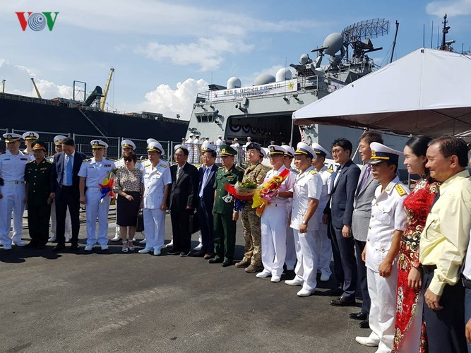 Hải quân hai nước chụp ảnh lưu niệm.