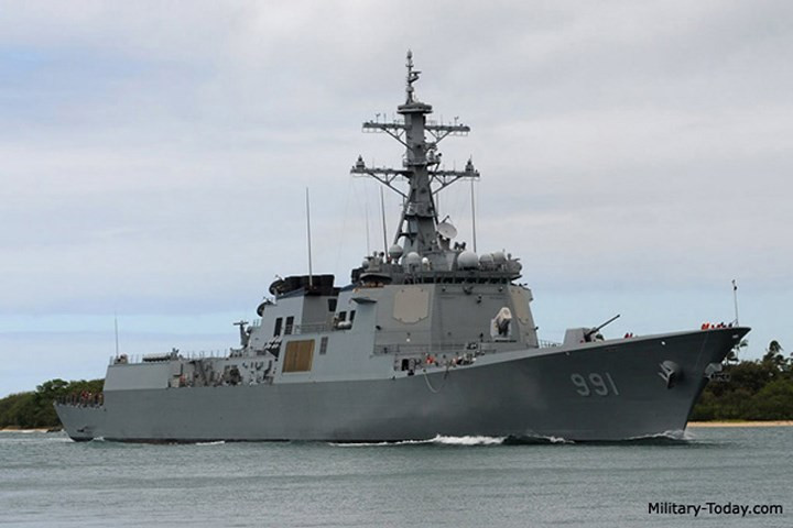 Sejong Đại đế là loại tàu khu trục mang tên lửa điều khiển hiện đại nhất của Hải quân Hàn Quốc. Hệ thống vũ khí trên tàu gồm: 128 ống phóng tên lửa thẳng đứng Mk41 sử dụng các tên lửa đánh chặn SM-2, tên lửa hành trình Hyunmoo-3, tên lửa chống ngầm K-ASROC Red Shark, tên lửa chống hạm SSM-700K Hae Sung và một hệ thống đánh chặn tầm gần RIM-116.