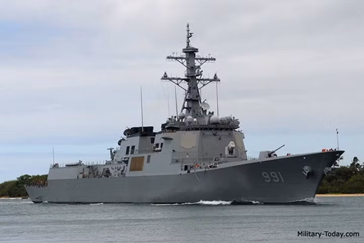 Sejong Đại đế là loại tàu khu trục mang tên lửa điều khiển hiện đại nhất của Hải quân Hàn Quốc. Hệ thống vũ khí trên tàu gồm: 128 ống phóng tên lửa thẳng đứng Mk41 sử dụng các tên lửa đánh chặn SM-2, tên lửa hành trình Hyunmoo-3, tên lửa chống ngầm K-ASROC Red Shark, tên lửa chống hạm SSM-700K Hae Sung và một hệ thống đánh chặn tầm gần RIM-116.