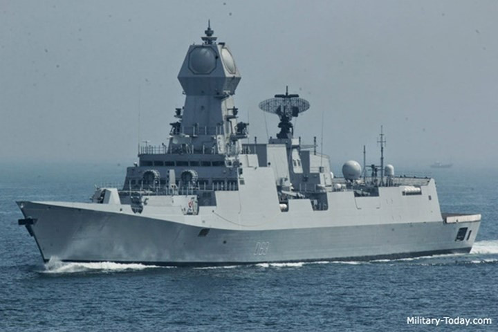 Tàu khu trục Project-15A Kolkata của Ấn Độ nổi bật với thiết kế tháp chỉ huy độc đáo gắn 4 mảng ăng-ten của radar quét mạng pha điện tử chủ động E/LM-2248. Hệ thống vũ khí gồm: ống phóng thẳng đứng cho tên lửa phòng không Barak-1 tầm bắn 12 km, tên lửa phòng không tầm trung Barak-8 tầm bắn 70 km, ống phóng thẳng đứng sử dụng tên lửa chống hạm đáng sợ nhất thế giới BrahMos, pháo hạm 76 mm, 4 pháo bắn siêu nhanh AK-630.