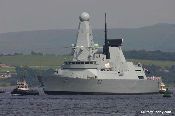 Daring là lớp tàu khu trục phòng không hiện đại nhất của Hải quân Hoàng gia Anh. Vũ khí chính trên tàu gồm: 48 VLS Sylver A50 sử dụng kết hợp tên lửa đánh chặn Aster-15 tầm bắn 30 km và Aster-30 tầm bắn 120 km, một pháo hạm 113 mm, hai hệ thống phòng thủ tầm gần Phalanx, 8 tên lửa chống hạm Harpoon.