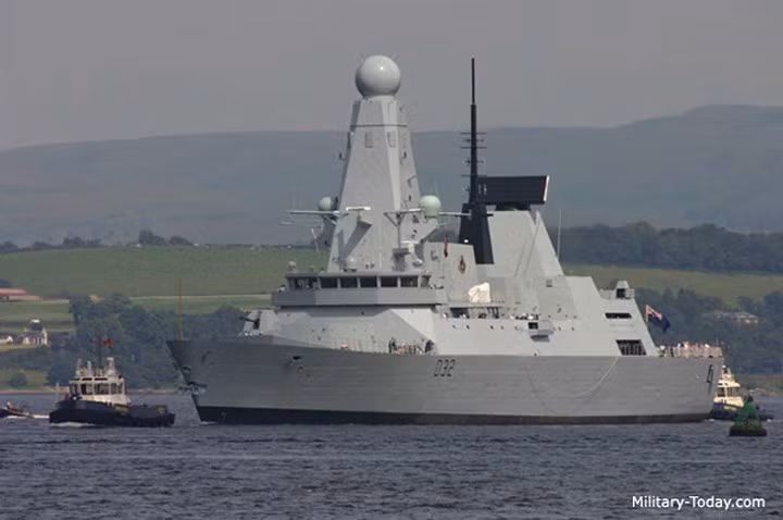 Daring là lớp tàu khu trục phòng không hiện đại nhất của Hải quân Hoàng gia Anh. Vũ khí chính trên tàu gồm: 48 VLS Sylver A50 sử dụng kết hợp tên lửa đánh chặn Aster-15 tầm bắn 30 km và Aster-30 tầm bắn 120 km, một pháo hạm 113 mm, hai hệ thống phòng thủ tầm gần Phalanx, 8 tên lửa chống hạm Harpoon.