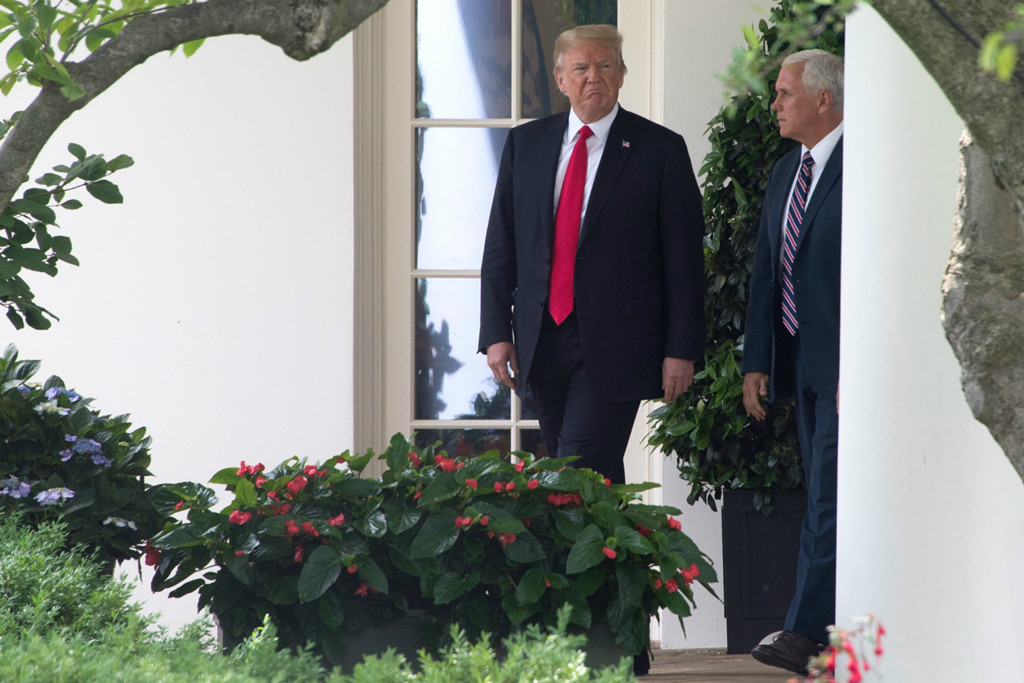 Tong thong Trump chim trong khung hoang, ai dang huong loi trong bong toi?-Hinh-2