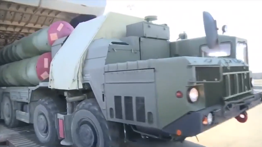 Trong khi đó, Thủ tướng Israel Benjamin Netanyahu tuyên bố Israel vẫn duy trì tấn công các mục tiêu tại Syria bất chấp việc Nga chuyển hệ thống phòng không tối tân S-300 cho Damascus. Ông Netanyahu cũng bổ sung rằng hợp tác an ninh giữa Israel và quân đội Nga sẽ không bị gián đoạn.