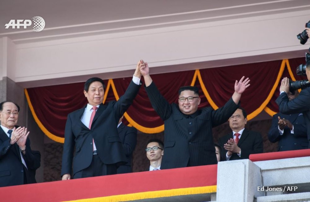 Theo Yonhap, lễ duyệt binh kỷ niệm 70 năm thành lập nước Cộng hòa Dân chủ Nhân dân Triều Tiên chính thức diễn ra lúc 10h (giờ địa phương) tại thủ đô Bình Nhưỡng. Đích thân Chủ tịch Triều Tiên Kim Jong-un cùng đại diện nhiều quốc gia trên thế giới đều đến tham dự lễ duyệt binh và mít tinh trên Quảng trường Kim Nhật Thành sáng ngày 9/9. Được biết số lượng binh lính Triều Tiên tham dự lễ duyệt binh trên được cho là lớn hơn con số 12.000 của cuộc diễu binh hồi đầu năm. Ảnh: Yonhap.