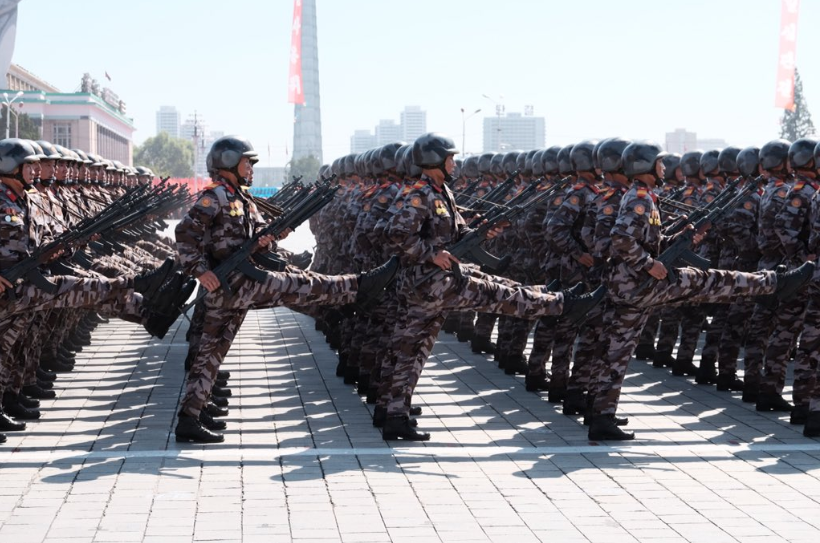 Theo đó hầu hết các loại vũ khí xuất hiện trong lễ duyệt binh năm nay tại Quảng trường Kim Nhật Thành đều là các loại vũ khí thông thường gồm xe tăng, pháo tự hành, tổ hợp phòng không và tên lửa phòng thủ bờ biển. Ảnh: Josh Smith.