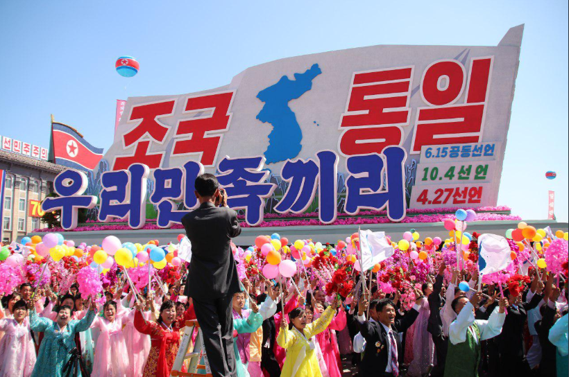 Theo hãng thông tấn nhà nước Triều Tiên KCNA, phái đoàn từ nhiều nước và tổ chức quốc tế đã đến Triều Tiên từ ngày 8/9 để tham dự lễ kỷ niệm 70 năm Quốc Khánh gồm có Azerbaijan, Singapore, Tổ chức Hòa bình Thế giới, Nam Phi, Namibian, Gyuana, Nepal, Brunei, Ethiopia, Mozambique, Thụy Điển, UNESCO, WEF, Myanmar, Bangladesh, Thụy Sỹ, Zambia, Philippines, Thái Lan, Serbia, Ủy ban kinh tế xã hội LHQ Châu Á Thái Bình Dương.... Ảnh: Josh Smith.