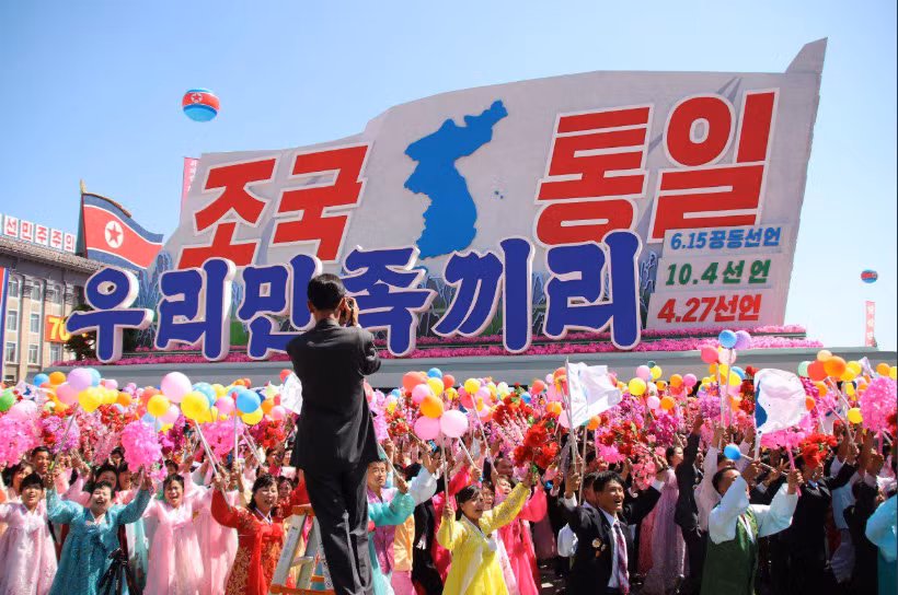 Theo hãng thông tấn nhà nước Triều Tiên KCNA, phái đoàn từ nhiều nước và tổ chức quốc tế đã đến Triều Tiên từ ngày 8/9 để tham dự lễ kỷ niệm 70 năm Quốc Khánh gồm có Azerbaijan, Singapore, Tổ chức Hòa bình Thế giới, Nam Phi, Namibian, Gyuana, Nepal, Brunei, Ethiopia, Mozambique, Thụy Điển, UNESCO, WEF, Myanmar, Bangladesh, Thụy Sỹ, Zambia, Philippines, Thái Lan, Serbia, Ủy ban kinh tế xã hội LHQ Châu Á Thái Bình Dương.... Ảnh: Josh Smith.